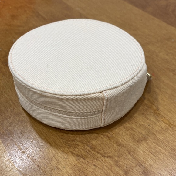 NWOT. Burberry, small makeup bag. - Picture 6 of 12